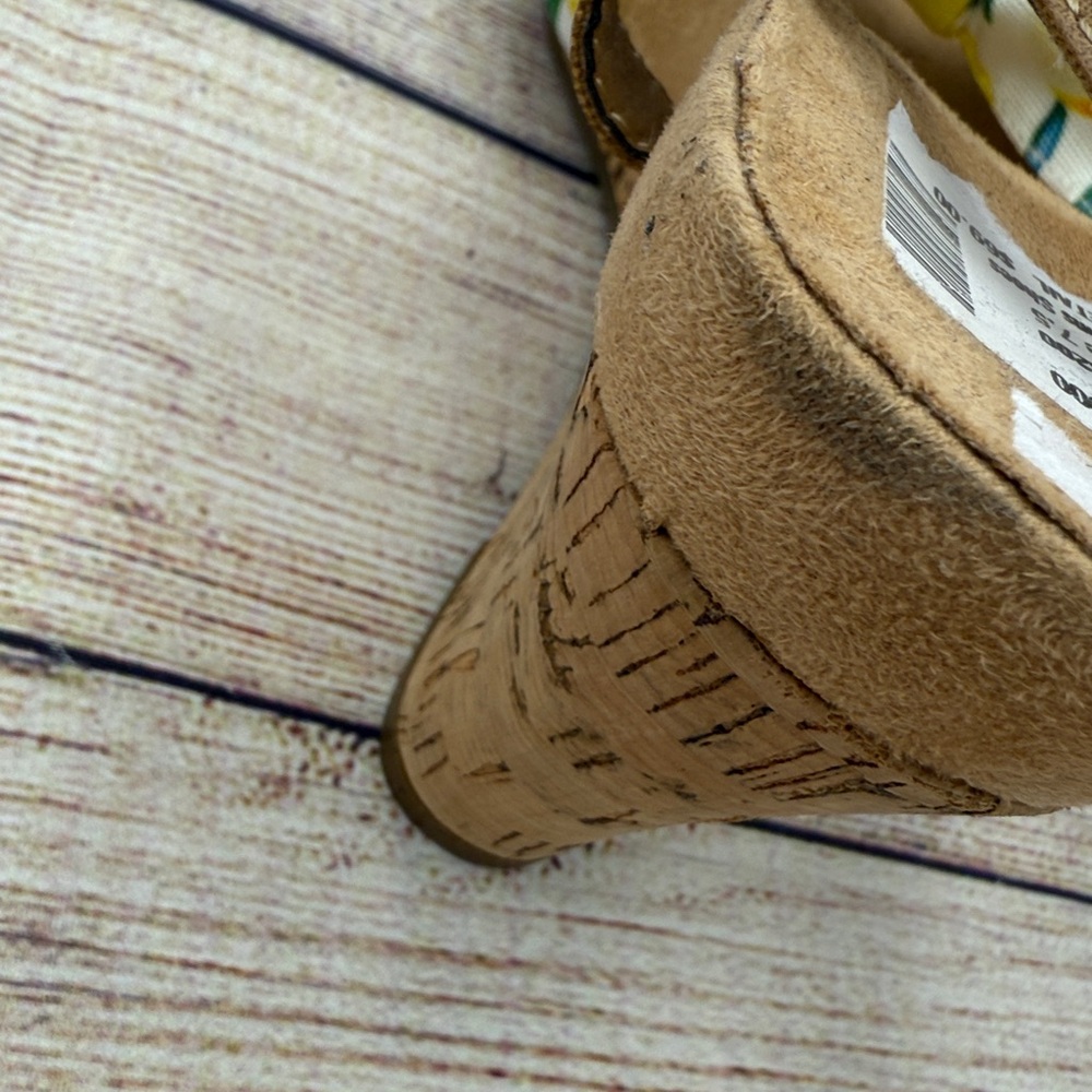 AEROSOLES Lemon Print Tan Wedges - Picture 3 of 4